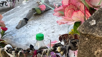 La patrona del amor, la tumba más visitada del cementerio: “Las chicas le ponen gomitas de pelo, le dejan flores, anillos y ofrendas”