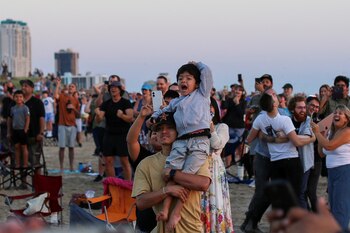 El futuro aterriza frente a nosotros: SpaceX redefine la exploración espacial. REUTERS/Kaylee Greenlee Beal