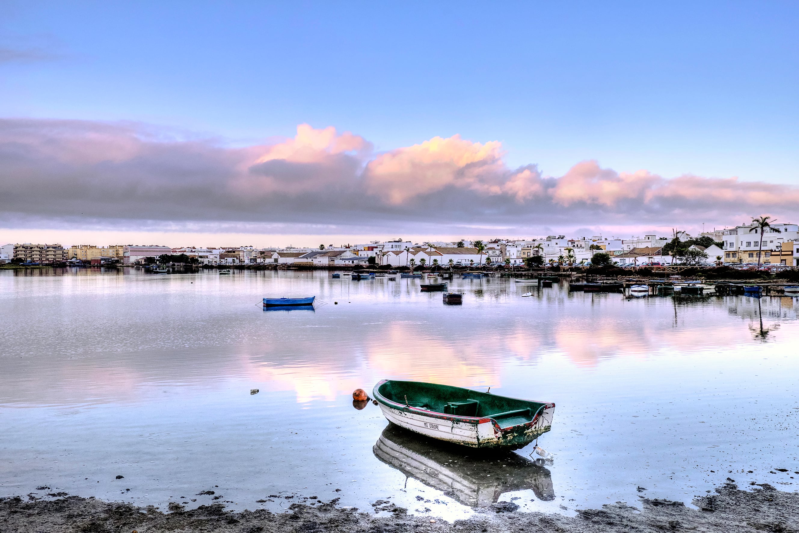 El pueblo donde mejor se come de la costa de Cádiz, famoso por sus atardeceres y su atún rojo: “Pasear por su puerto es una experiencia en sí misma”