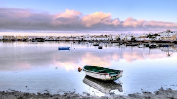El pueblo donde mejor se come de la costa de Cádiz, famoso por sus atardeceres y su atún rojo: “Pasear por su puerto es una experiencia en sí misma”