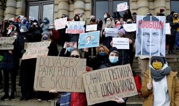 Manifestantes sostienen pancartas durante las