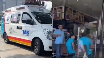 Una ambulancia deja a una