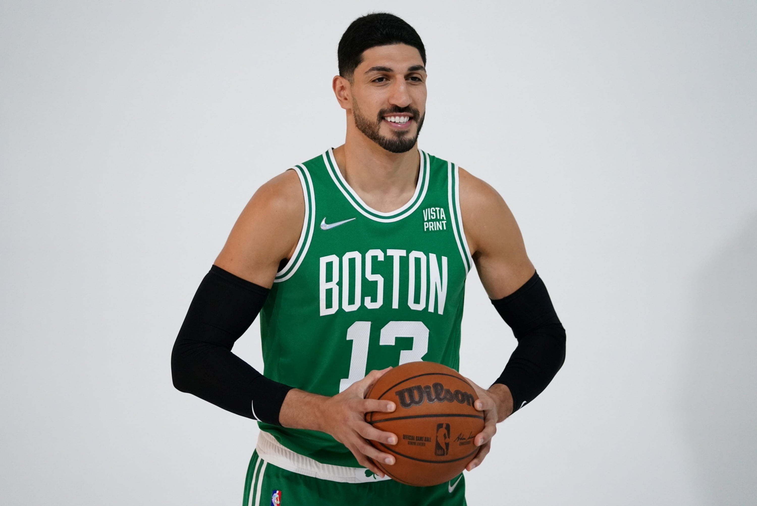 Con 34 años y 2,08 metros, sin actividad desde 2021-22, el pívot formalizó su intención de ingresar al Draft y reclamó igualdad de criterios (Credit: David Butler II/USA TODAY Sports/via REUTERS)