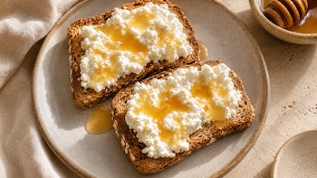 ¿Buscas un desayuno fácil? Prepara estas tostadas integrales con ricotta y miel