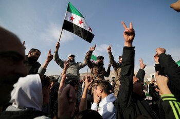 Personas festejaron la caída de Al Assad este viernes (REUTERS/Zohra Bensemra)
