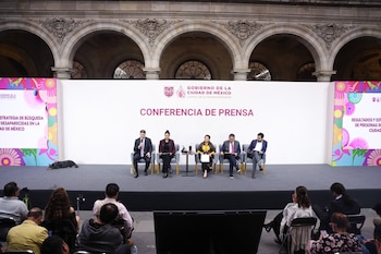 De izquierda a derecha: Pablo Vázquez Camacho, secretario de Seguridad Ciudadana; Bertha Alcalde Luján, fiscal general de Justicia de la CDMX; Clara Brugada Molina, jefa de Gobierno; César Cravioto Romero, secretario de Gobierno, y Luis Gómez Negrete, titular de la Comisión de Búsqueda de Personas, durante la presentación de los nuevos compromisos para localizar a personas desaparecidas en la capital. (Crédito: X | @ClaraBrugadaM)