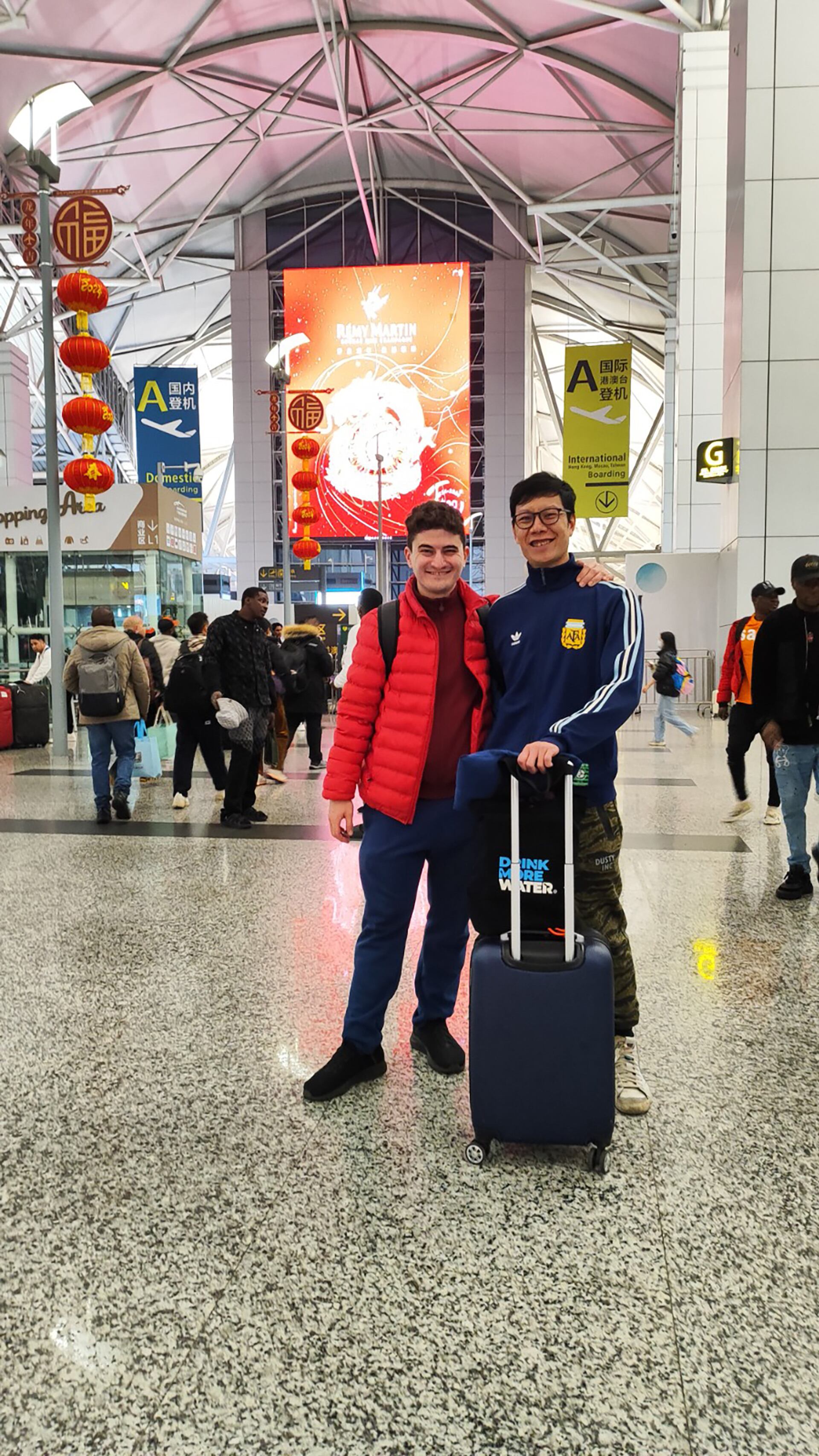 Desde que se conocieron en 2023, Santiago ya visitó China en ocho ocasiones. Batigol siempre lo despide en el aeropuerto