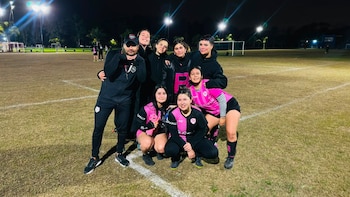 Josefina Pouso jugando al fútbol antes de lesionarse