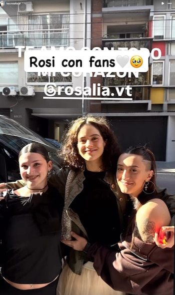 Rosalía posó junto a dos fans durante su paseo por Buenos Aires