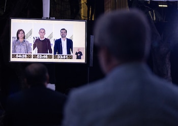 Ciudadanos viendo el debate afuera