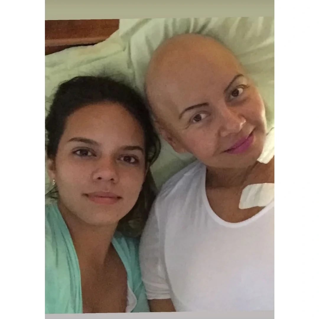 Betina Salazar posa recostada junto a una mujer en una fotografía compartida en la red social Instagram. (En 2015, Betina Salazar superó el cáncer de mama.)
