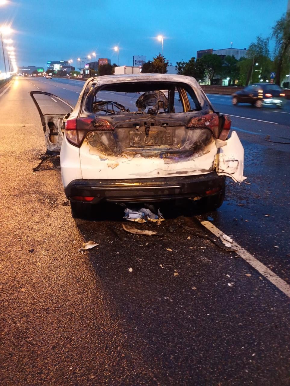 Así quedó la Honda CRV que inició el foco igneo a raíz de la colisión (Policía Bonaerense)