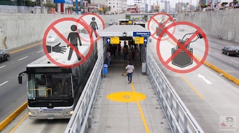 Estación de autobús del Metropolitano con símbolos rojos sobrepuestos que representan la prohibición de robos y tocamientos no consentidos.
