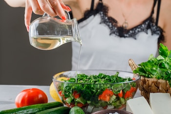 Otras utilidades del vinagre en la cocina, más allá de aliñar ensaladas (Magnific)