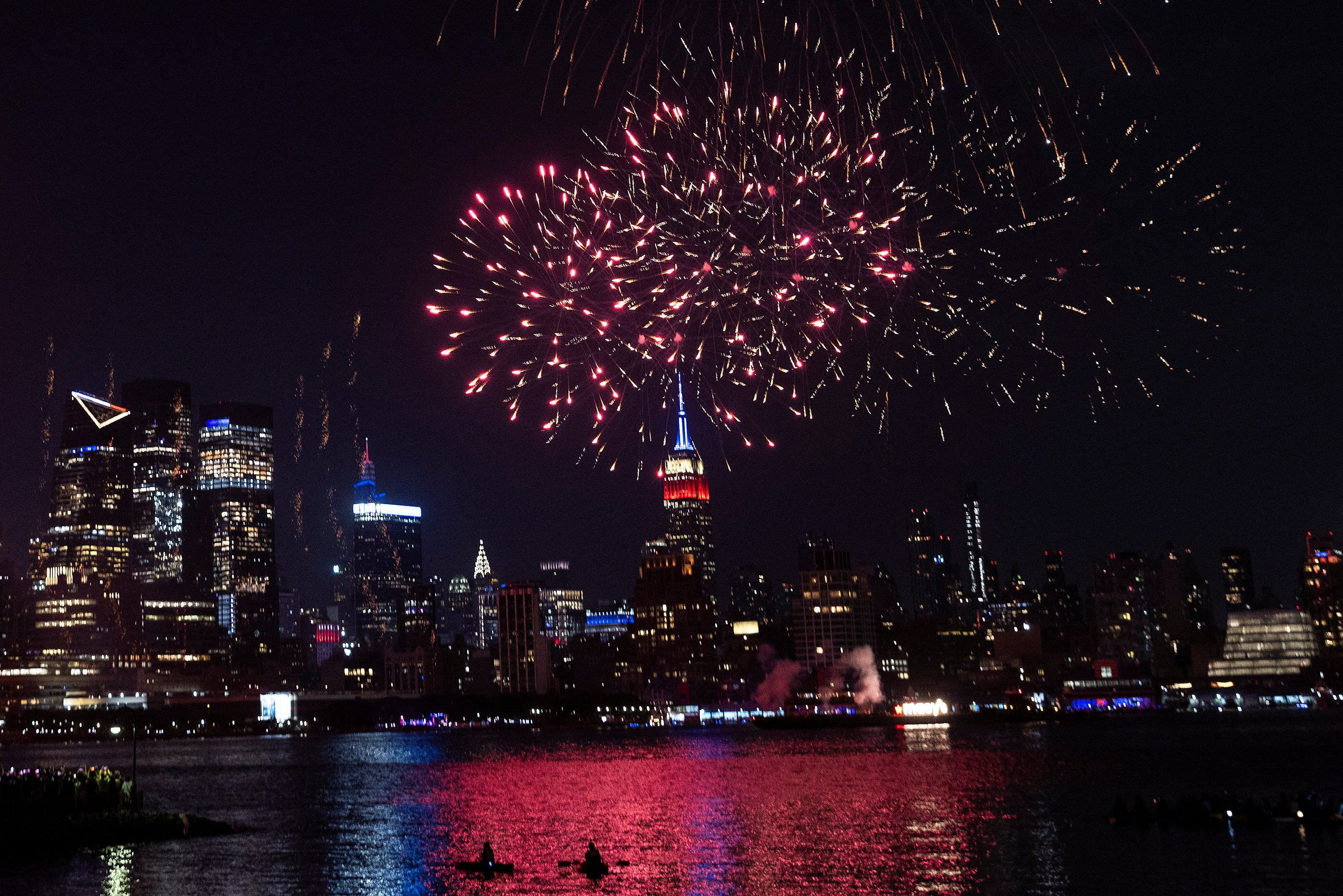 El show de fuegos artificiales de Macy’s lanzará más de 85.000 proyectiles en 30 colores desde seis barcazas ubicadas en los ríos Este y Hudson. (REUTERS/Eduardo Munoz)