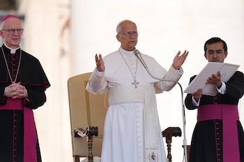 El papa León XIV celebra su audiencia general en la plaza de San Pedro del Vaticano. (AP Foto/Alessandra Tarantino)