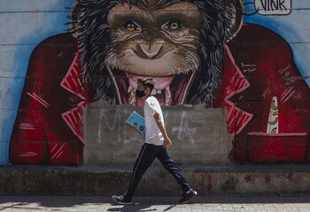 Un joven camina frente a