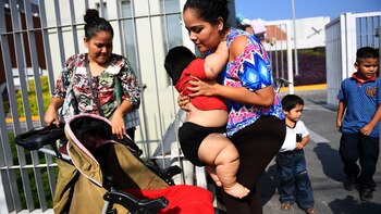 Una mujer con un niño