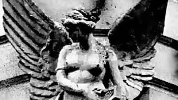 El Ángel alado con figura