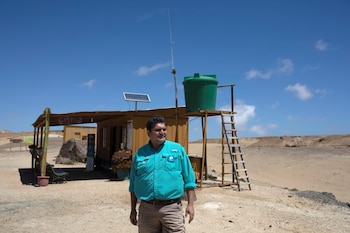 El paleontólogo Pablo Quilodrán posa para una foto en el parque paleontológico 'Los Dedos' en el desierto de Atacama, cerca de Caldera, Chile. 13 de octubre de 2021. REUTERS/Pablo Sanhueza
