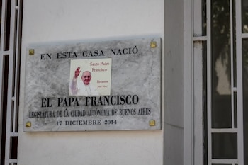 Una placa colocada por la