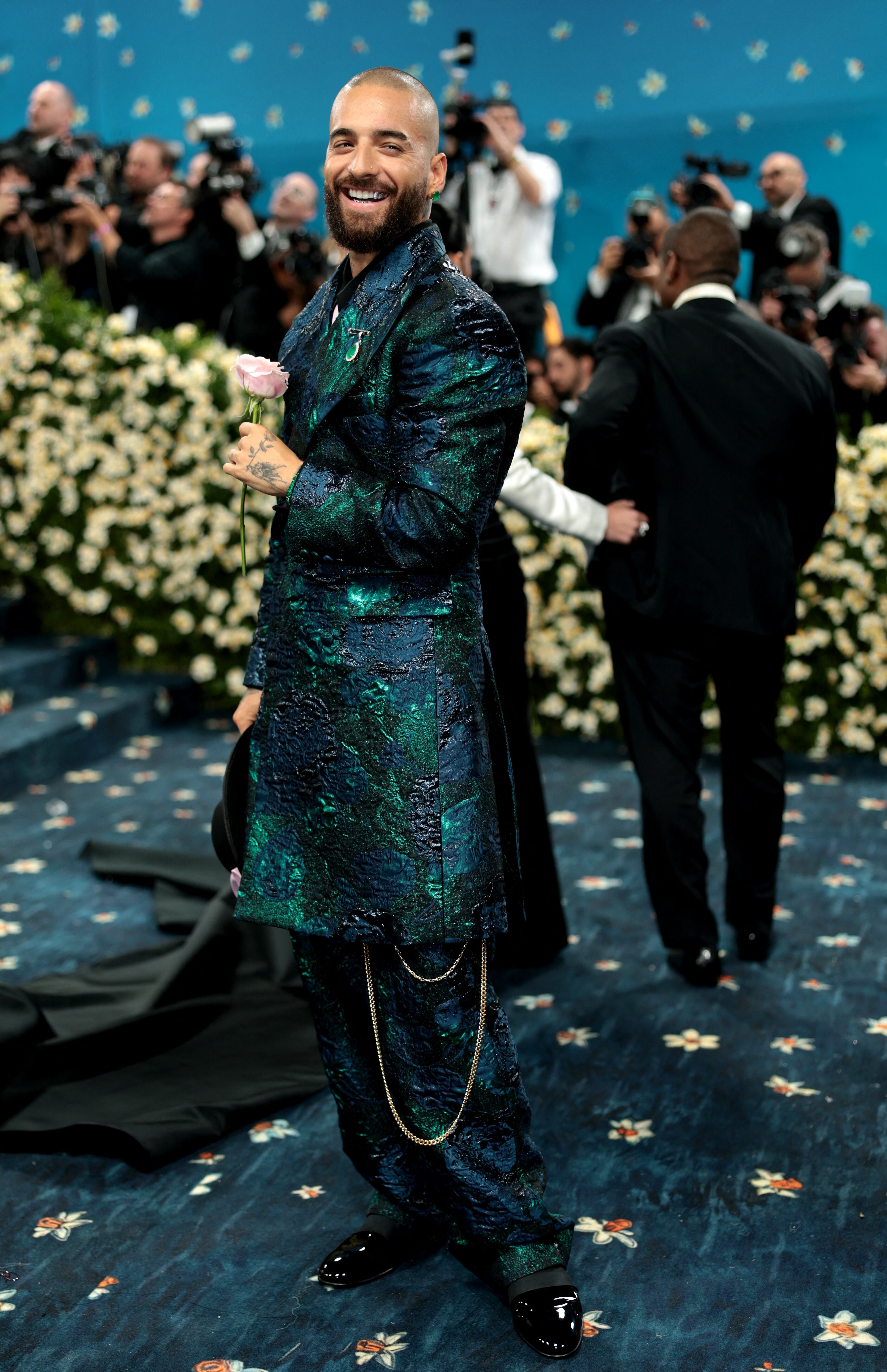 El uso de prendas abiertas y accesorios dorados resalta la personalidad atrevida de Maluma en los escenarios internacionales (REUTERS/Mario Anzuoni)