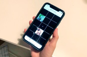 Vista de una persona sosteniendo un teléfono móvil abierto en una página de la red social Instagram, con cuadros negro bajo el lema "Black Out Tuesday", una iniciativa impulsada por la industria musical, pero que caló entre toda la sociedad. EFE/Mario Villar