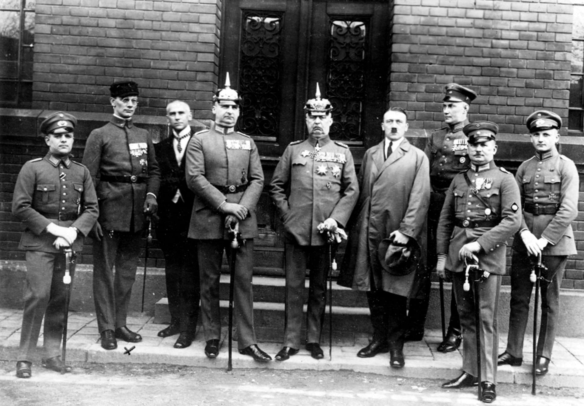 De izquierda a derecha: Heinz Pernet, Dr. Friedrich Weber, Wilhelm Frick, Hermann Kriebel, Erich Ludendorff, Adolf Hitler, Ernst Röhm, Wilhelm Brückner, Robert Wagner (Alamy/Grosby)
