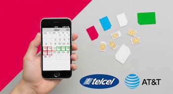 Una mano sostiene un teléfono móvil con un calendario en pantalla. Hay tarjetas SIM sueltas de colores y los logos de Telcel y AT&T.