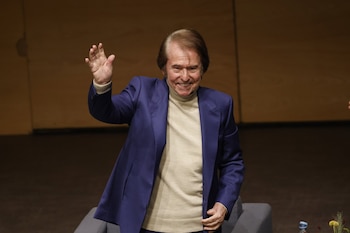 13/02/2026 El cantante Raphael durante la inauguración del Auditorio Municipal Raphael de Boadilla del Monte, a 13 de febrero de 2026, en Boadilla del Monte, Madrid (España). El Ayuntamiento de Boadilla del Monte rinde homenaje a Raphael, vecino del municipio desde hace 50 años, bautizando con su nombre el nuevo auditorio municipal. El artista ha elegido personalmente la imagen que luce en la fachada del edificio.
SOCIEDAD
José Ruiz - Europa Press