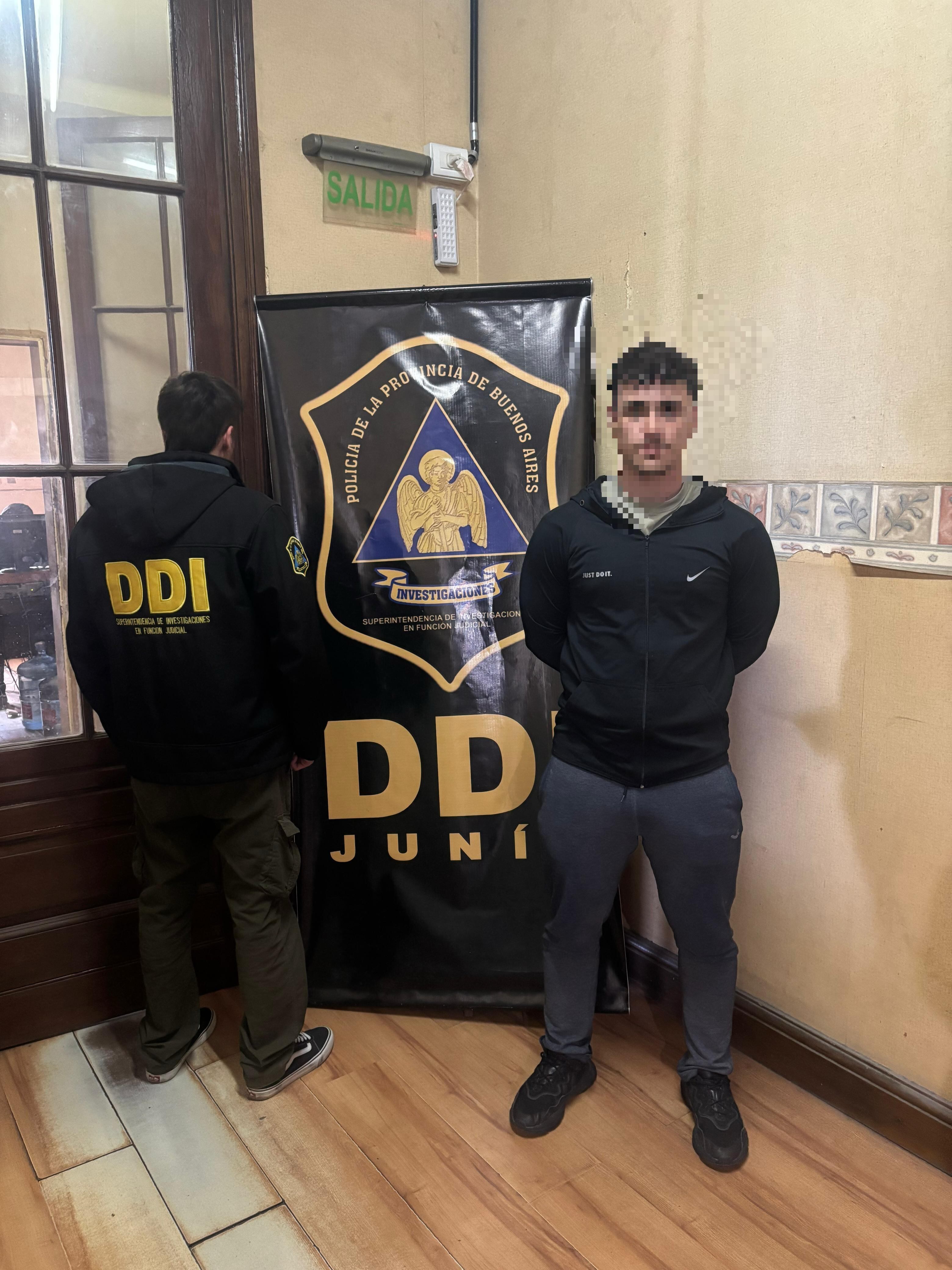 Los agentes arrestaron a un cómplice de la mujer y secuestraron marihuana lista para su comercialización