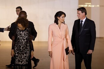 Jair Bolsonaro y su esposa,