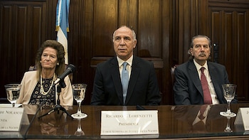 Elena Highton de Nolasco, Ricardo Lorenzetti y Juan Carlos Maqueda integraban la Corte Suprema que, junto con Carlos Fayt y Eugenio Raúl Zaffaroni, firmó en 2014 la sentencia “De Maio”, que reconoció el derecho de los hijos de exiliados políticos a acceder a las indemnizaciones previstas en las leyes reparatorias (www.cij.gov.ar)