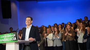 PP-A podría reeditar su mayoría absoluta con hasta 57 escaños y PSOE-A caer por debajo de 30 según el Centra