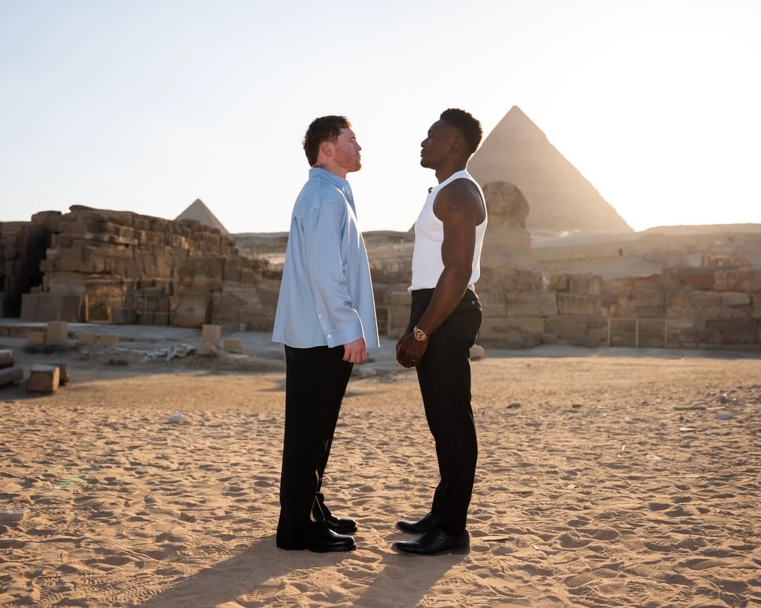Dos hombres se miran fijamente en el desierto de Giza, con las majestuosas pirámides como telón de fondo bajo la luz dorada del amanecer. (Canelo Álvarez @canelo/Instagram)