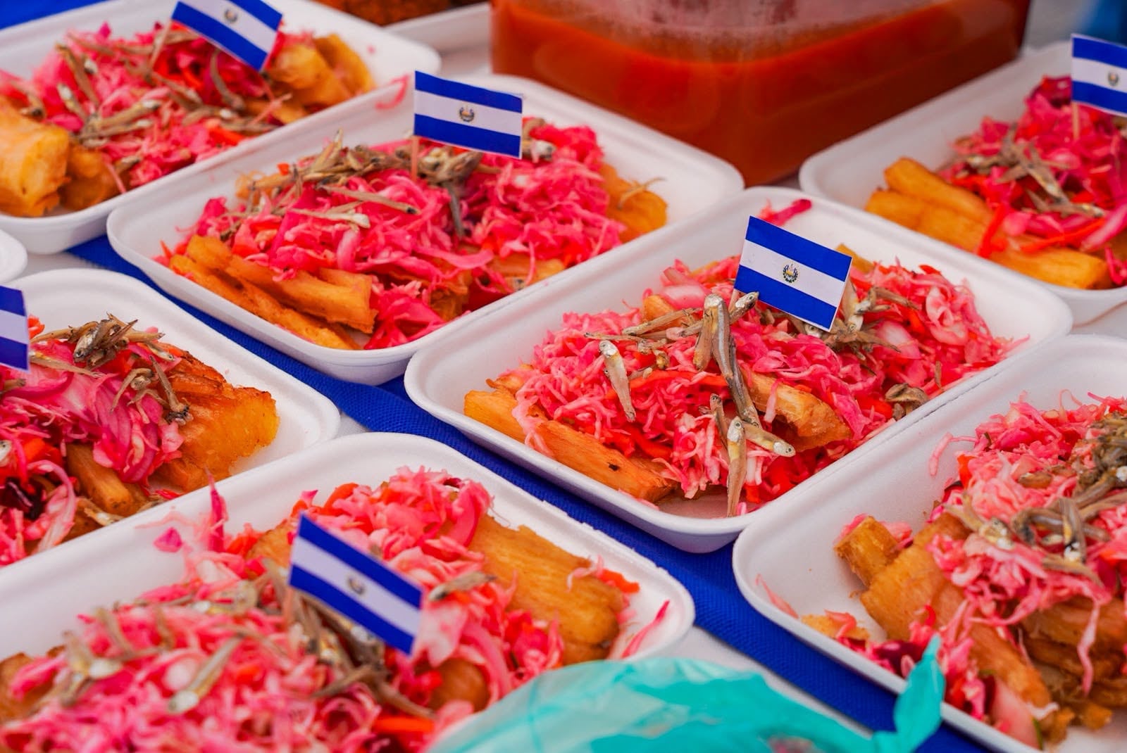 Platos de yuca frita con curtido y pescaditos fueron repartidos a los asistentes para festejar el mes patrio (Foto cortesía Alcaldía de San Salvador Centro)