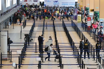 Fotografía de pasajeros en el aeropuerto Internacional Jorge Chávez de Lima (Perú). EFE/ Paolo Aguilar/Archivo