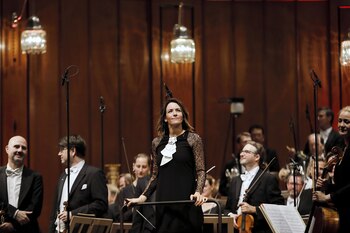 AV.- La mexicana Alondra de