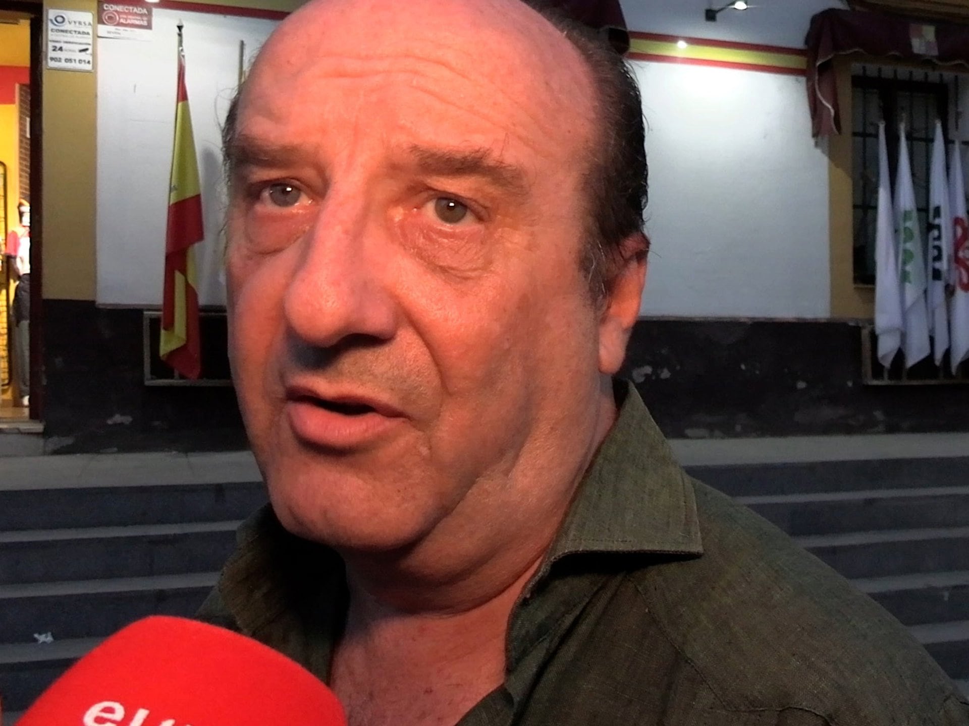 Joaquín Moeckel hablando con la prensa tras asistir a la Feria de San Miguel de Sevilla.
El abogado de Francisco y Cayetano Rivera, Joaquín Moeckel, se ha pronunciado sobre la entrega de las cabezas de toro que Kiko Rivera ha hecho a su hermano mayor, Francisco Rivera, las cuales heredó de su padre, Paquirri. A la salida de la plaza de toros, tras disfrutar de la Feria de San Miguel, el letrado aseguraba que recibe la noticia con satisfacción, al considerar que se trata de recuerdos familiares que, según explica, estaban contemplados en el testamento de Paquirri: