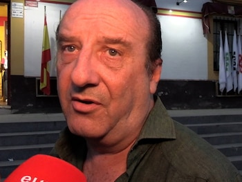 Joaquín Moeckel hablando con la prensa tras asistir a la Feria de San Miguel de Sevilla.
El abogado de Francisco y Cayetano Rivera, Joaquín Moeckel, se ha pronunciado sobre la entrega de las cabezas de toro que Kiko Rivera ha hecho a su hermano mayor, Francisco Rivera, las cuales heredó de su padre, Paquirri. A la salida de la plaza de toros, tras disfrutar de la Feria de San Miguel, el letrado aseguraba que recibe la noticia con satisfacción, al considerar que se trata de recuerdos familiares que, según explica, estaban contemplados en el testamento de Paquirri: "A mí me parece muy bien. Es normal que se devuelvan esos materiales y esos enseres de su padre, que son recuerdos familiares".
SOCIEDAD
EUROPA PRESS REPORTAJES