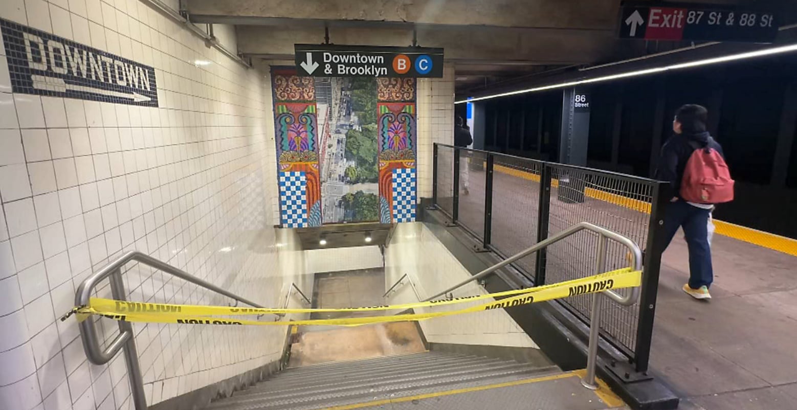 La MTA suspendió el servicio local hacia el sur en las líneas A, B, C y D por grietas bajo las vías del metro en Central Park West (Spectrum News NY1)