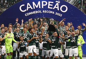 El momento en el que el Verdao recibió el trofeo (REUTERS/Carla Carniel)