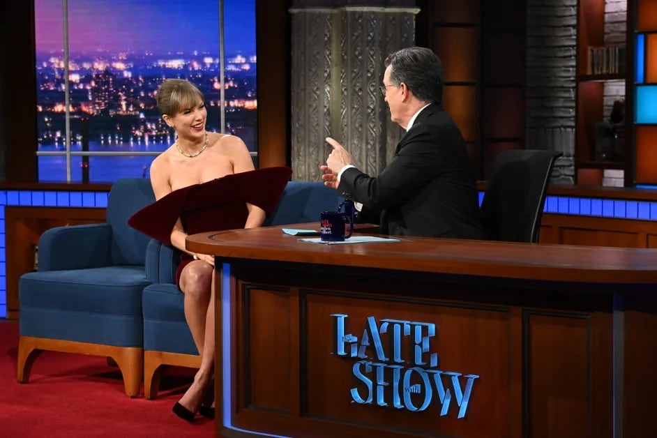 Taylor Swift durante su visita a The Late Show With Stephen Colbert, donde habló de sus canciones favoritas (CBS)
