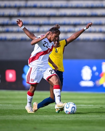 Raquel Bilcape, de poco protagonismo, disputa un balón con una rival ecuatoriana. Crédito: La Bicolor.