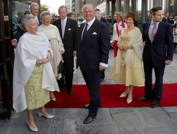 La princesa Marta y el príncipe Olaf, con Ragnhild, Harald y Astrid, a su llegada al concierto por el centenario de la monarquía noruega en Oslo, 7 de junio de 2005. Colourpress/REUTERS