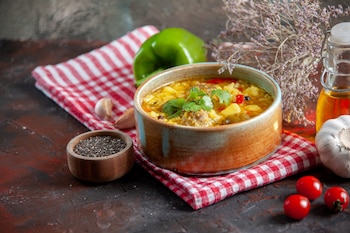 Imagen de archivo de una sopa con verduras (Magnific)