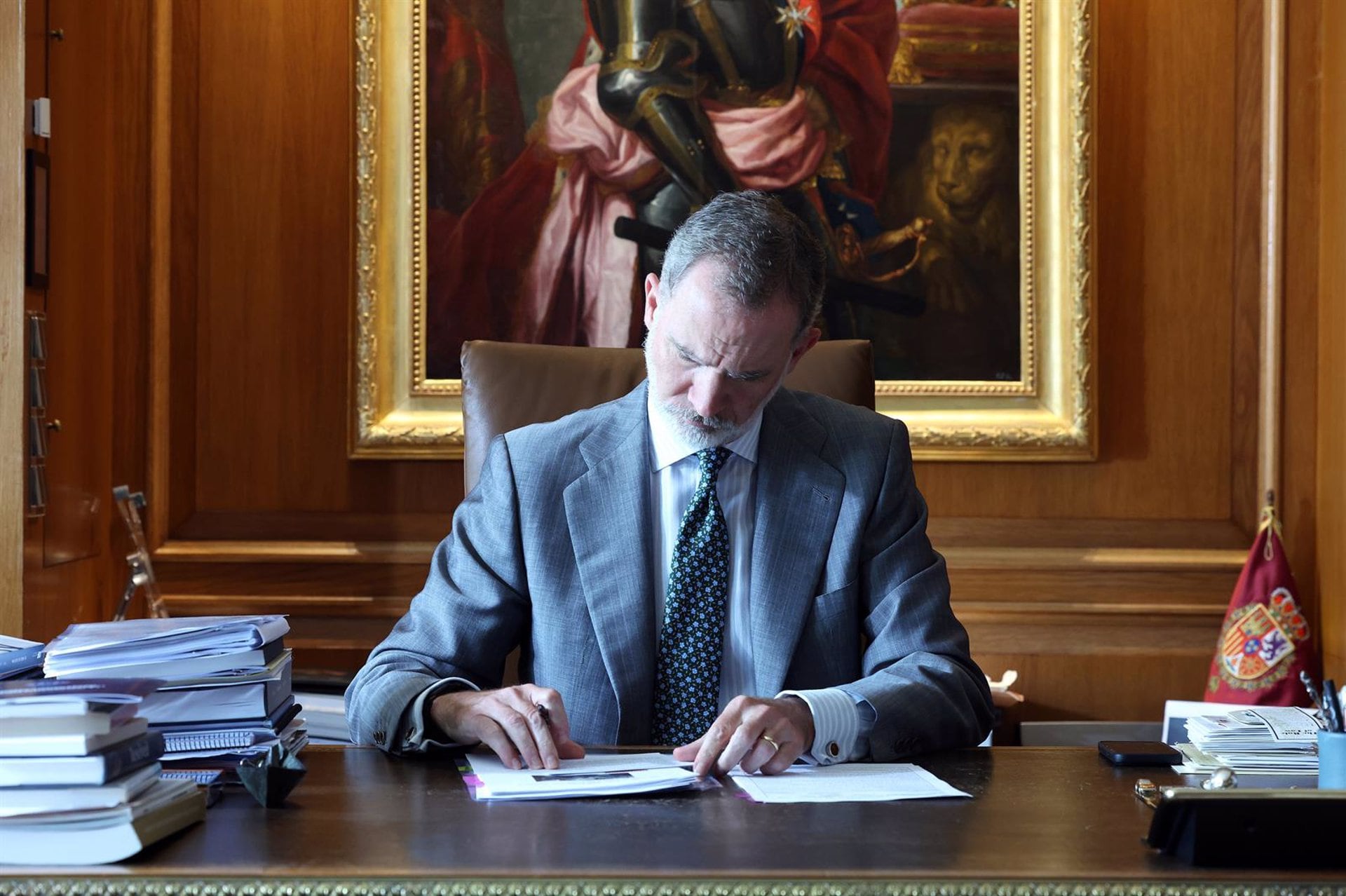 El despacho de Felipe VI en el Palacio de Marivent: así trabaja el rey frente a un ventanal con vistas a la isla y un gran escritorio con esculturas de metal