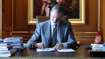 El despacho de Felipe VI en el Palacio de Marivent: así trabaja el rey frente a un ventanal con vistas a la isla y un gran escritorio con esculturas de metal