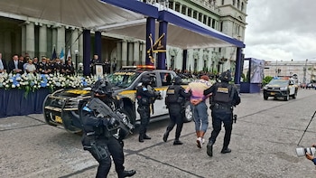 Policía Nacional Civil en Guatemala cumple 29 años y lo celebran con un desfile en el Centro Histórico