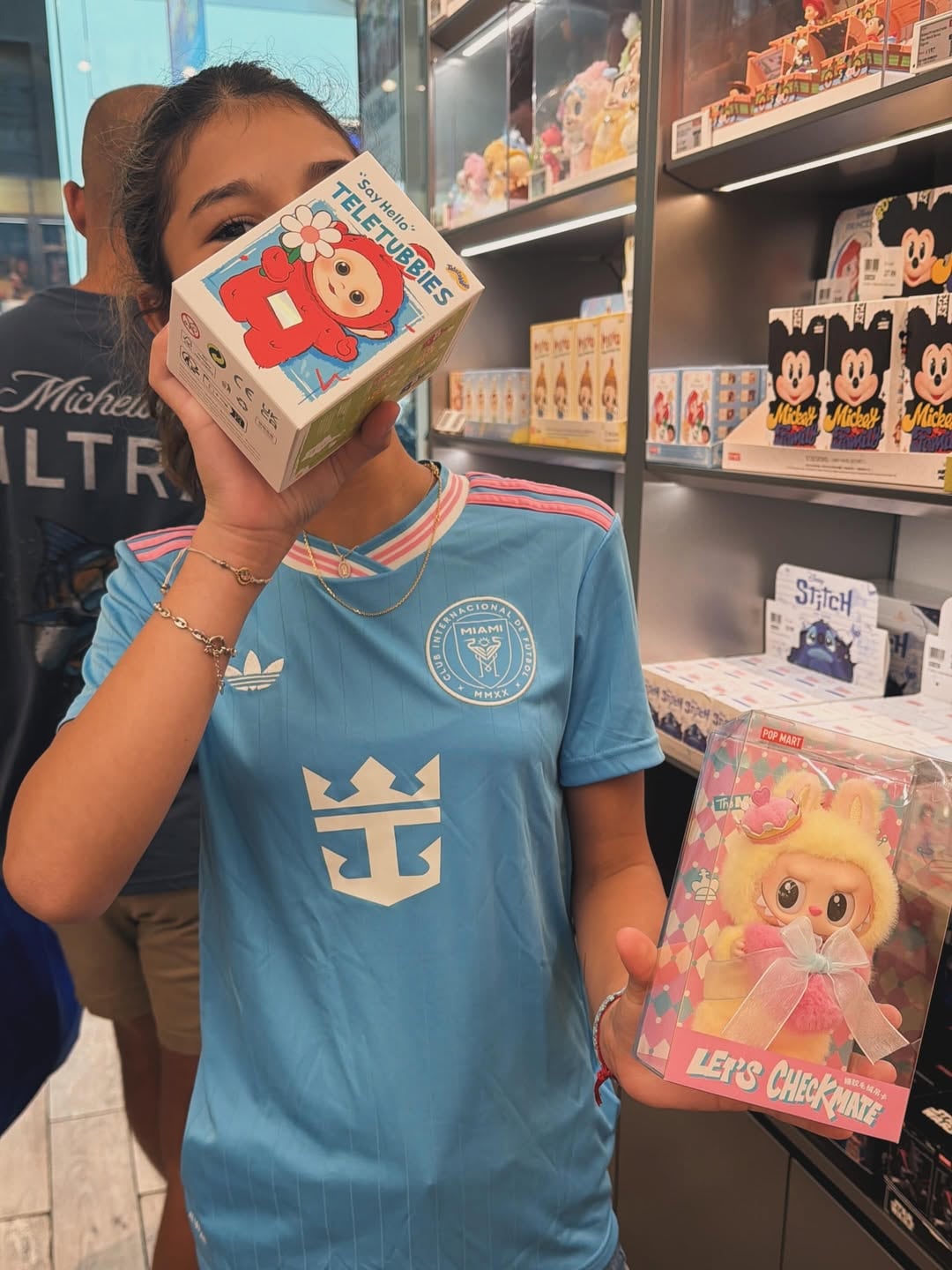 Con una camiseta del Inter Miami, Victoria mostró sus compras